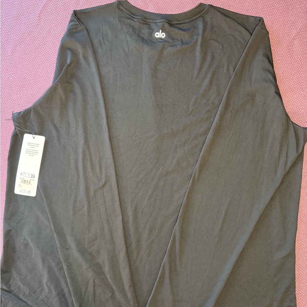 ALO Yoga Men's Charcoal Long Sleeve Tee - Picture 2 of 3